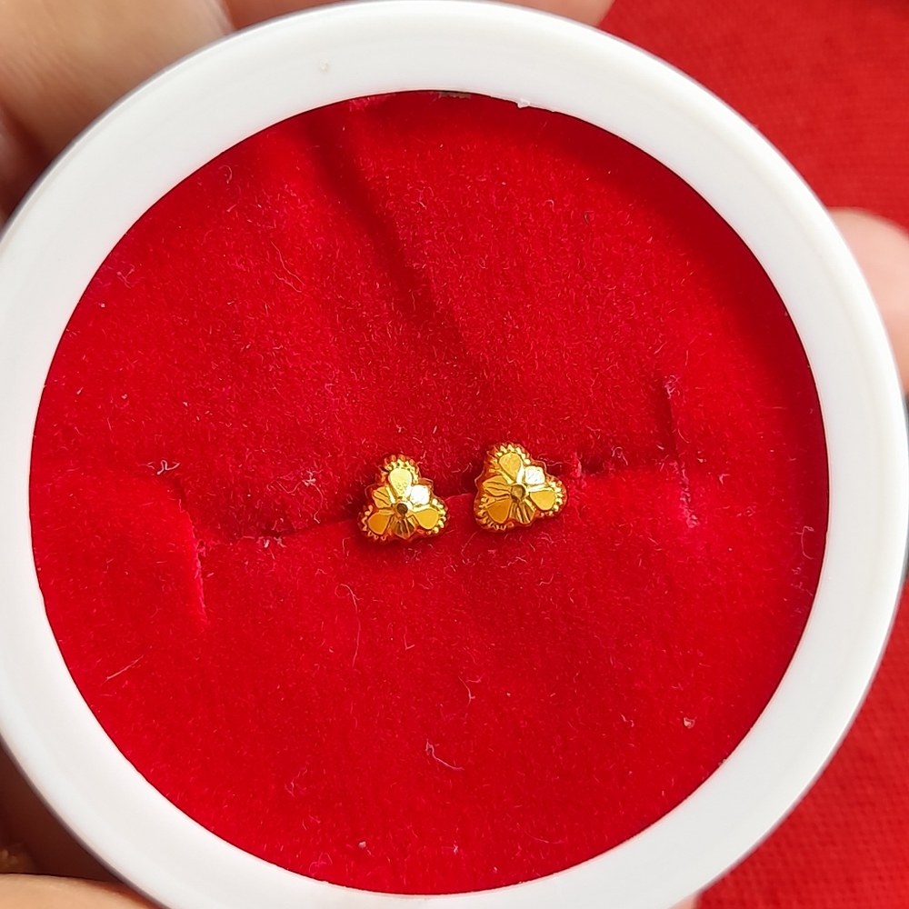 Beautiful new desiner studs - Picture 3 of 11